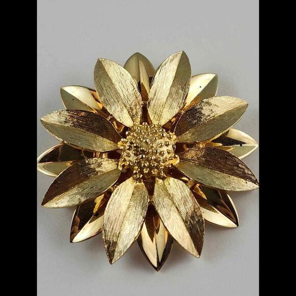 Large Vintage Flower Brooch 2 1/2 inches - Picture 2 of 3